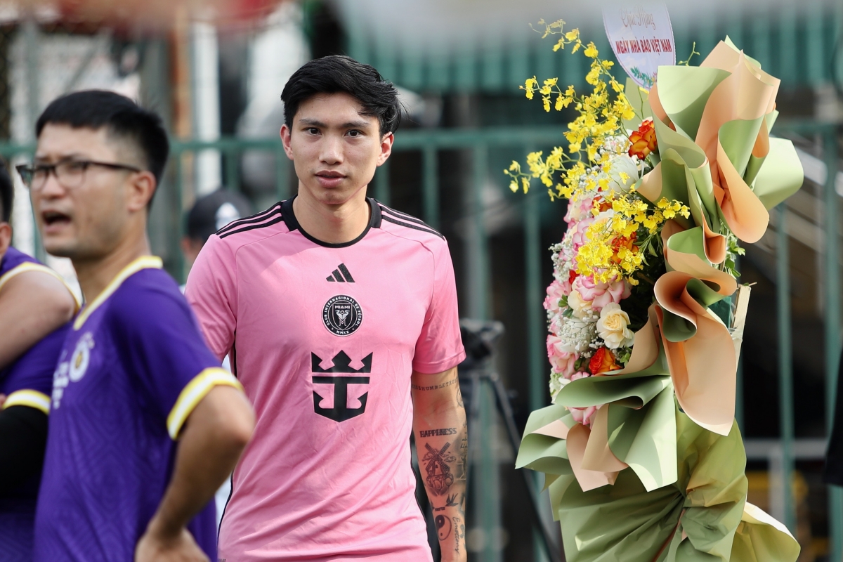 HLV Kim Sang Sik xỏ giày thi đấu với phóng viên Việt Nam 7 HLV Kim Sang Sik xỏ giày thi đấu với phóng viên Việt Nam 7