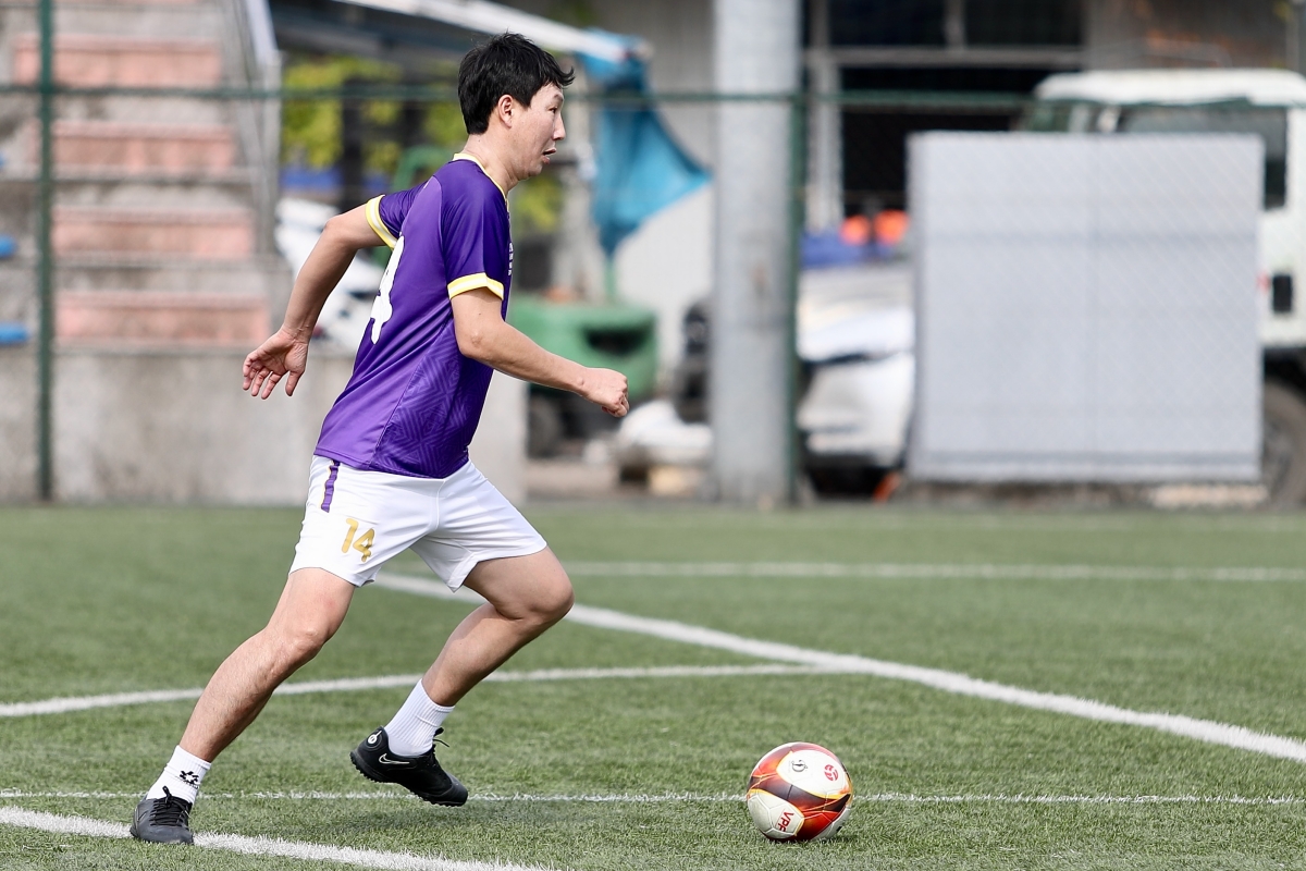 HLV Kim Sang Sik xỏ giày thi đấu với phóng viên Việt Nam 3 HLV Kim Sang Sik xỏ giày thi đấu với phóng viên Việt Nam 3