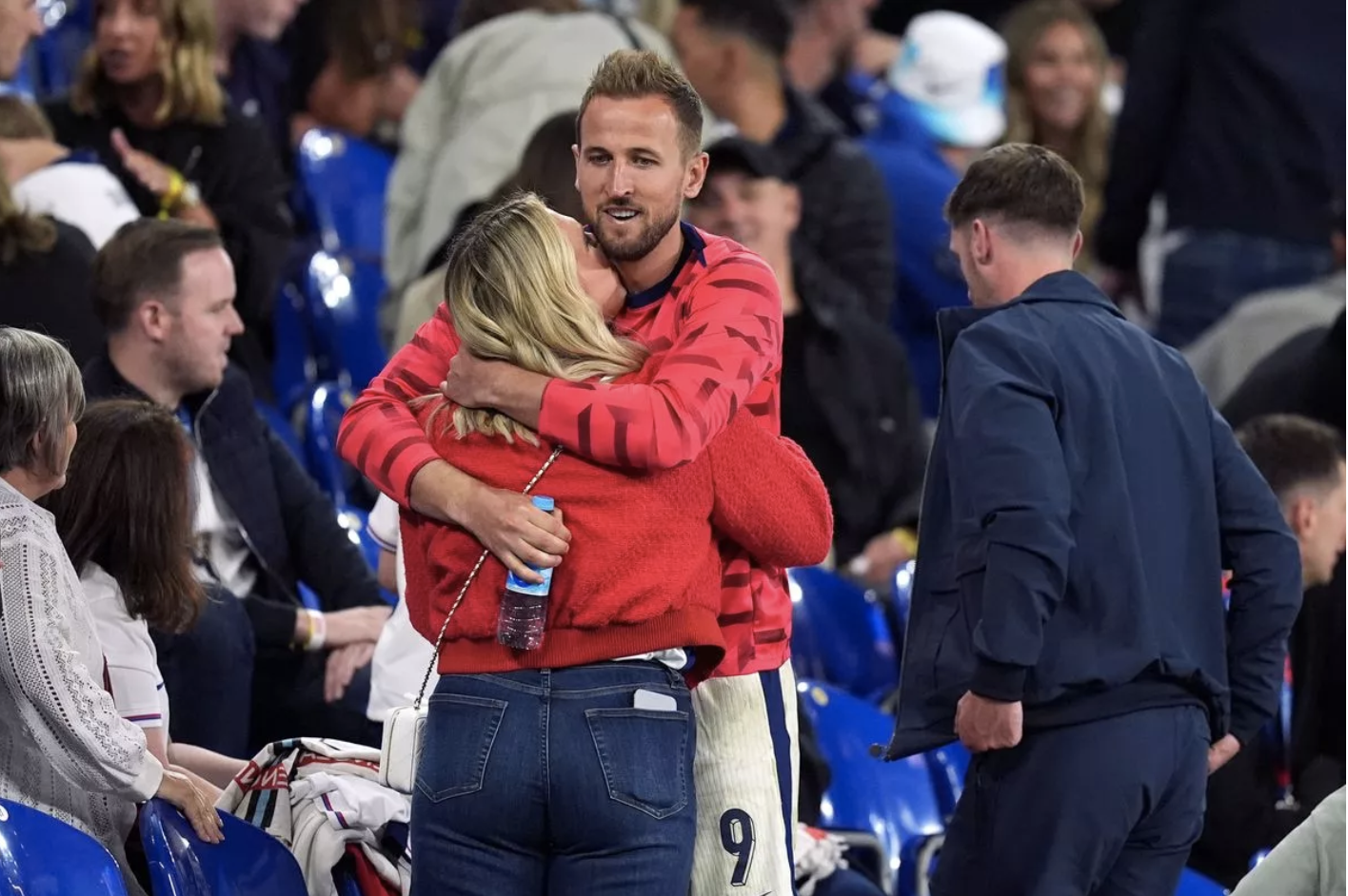 Dàn WAGs tuyển Anh gây sốt trên khán đài dự trận đấu Serbia 1