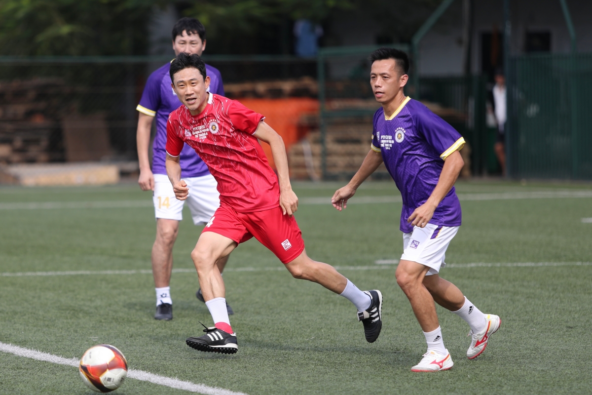 HLV Kim Sang Sik xỏ giày thi đấu với phóng viên Việt Nam 5 HLV Kim Sang Sik xỏ giày thi đấu với phóng viên Việt Nam 5