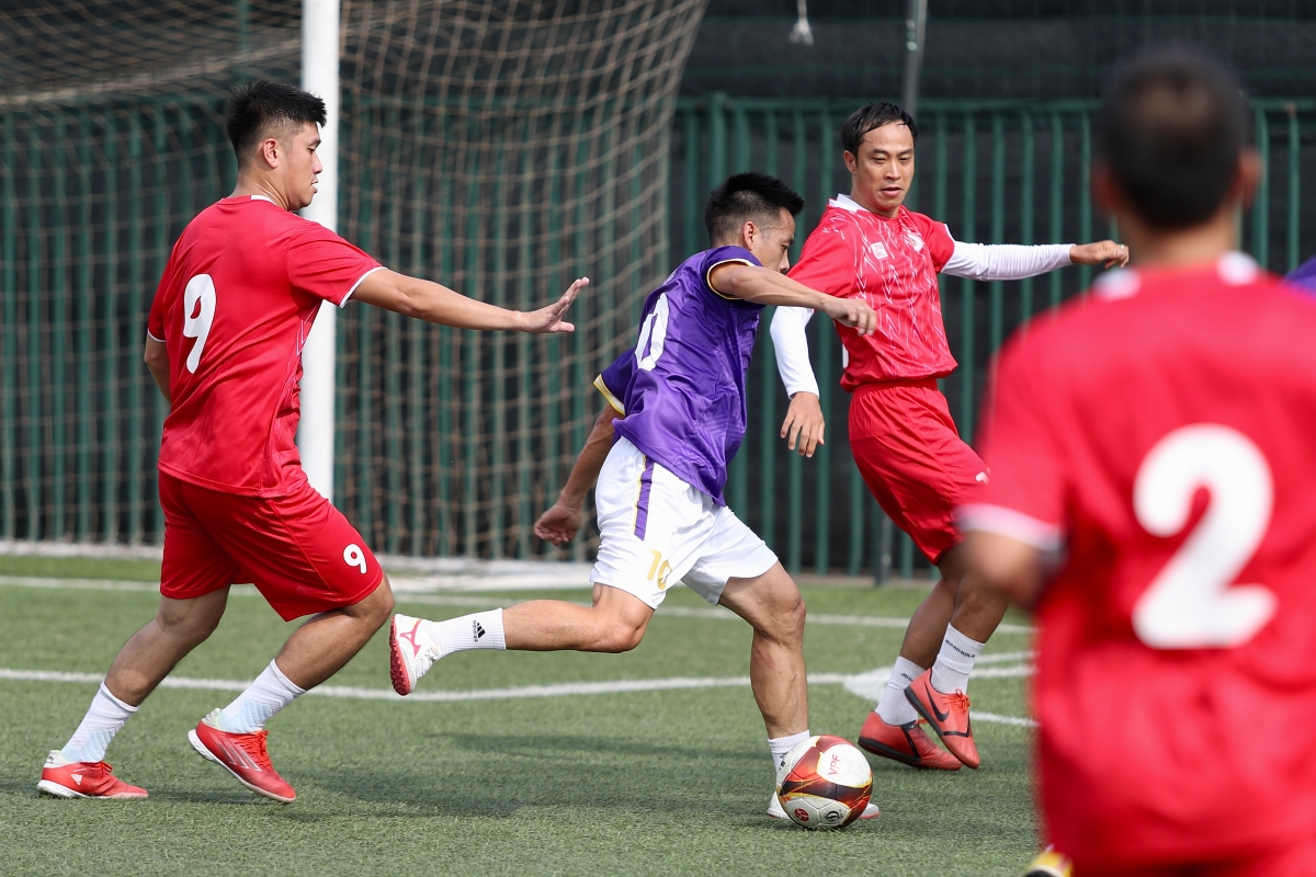 HLV Kim Sang Sik xỏ giày thi đấu với phóng viên Việt Nam 4 HLV Kim Sang Sik xỏ giày thi đấu với phóng viên Việt Nam 4