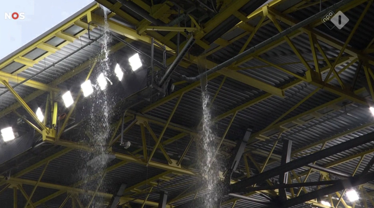 Mưa lớn ngập khán đài BVB Stadion, CĐV Thổ Nhĩ Kỳ và Georgia choảng nhau quyết liệt 1