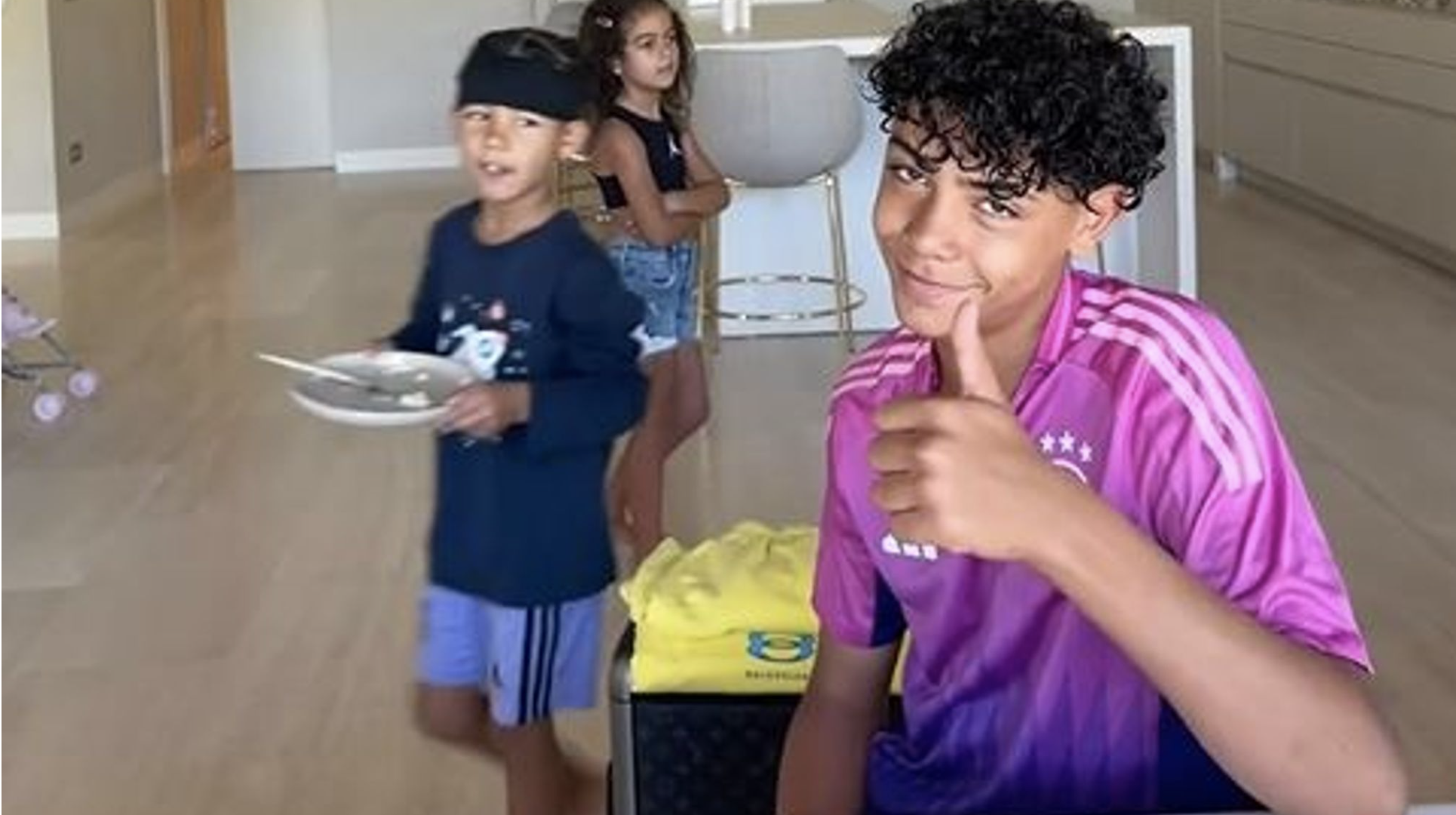 Con trai Ronaldo dien ao dT duc