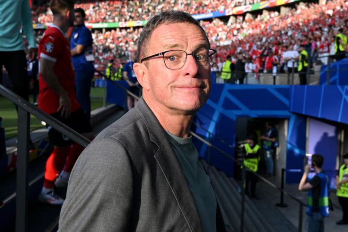 HLV Ralf Rangnick vui mung sau chien thang truoc Ba Lan