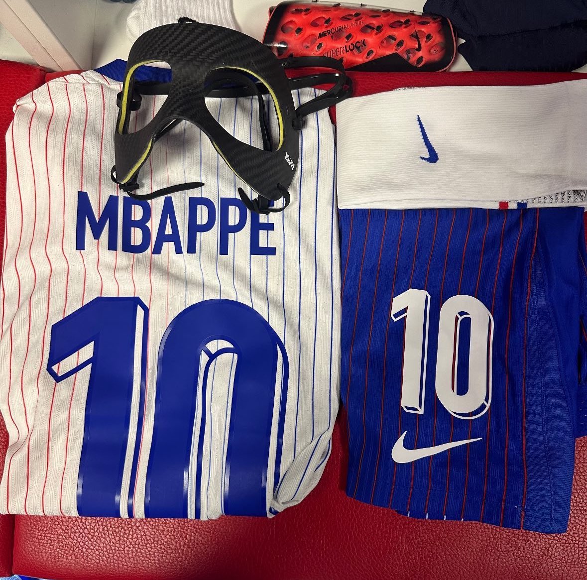 Mbappe lộ mặt nạ 1