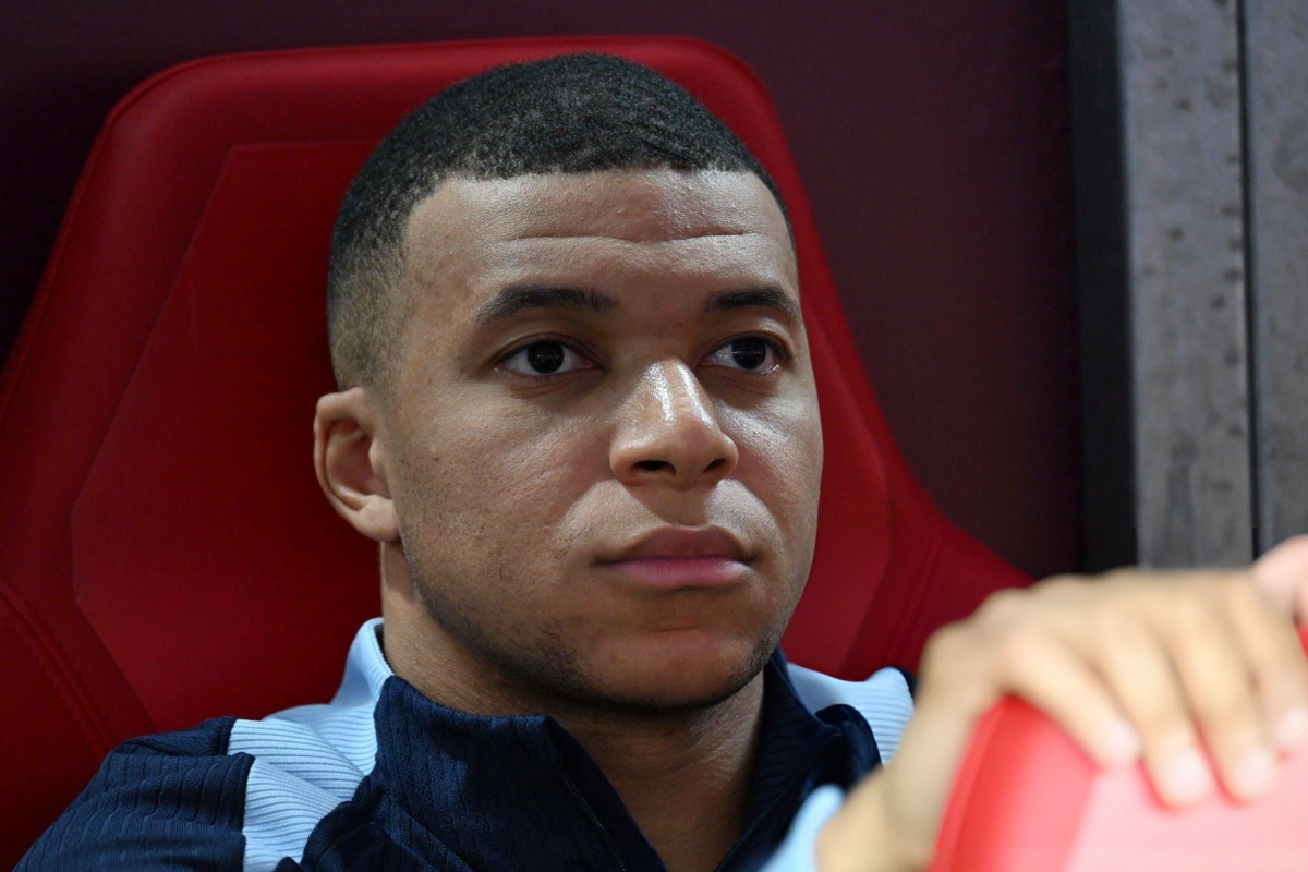 Mbappe lộ mặt nạ 3