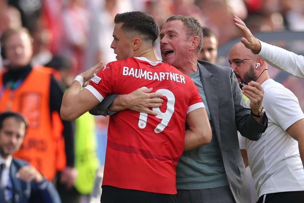 HLV Rangnick suýt gãy kính HLV Rangnick suyt gay kinh