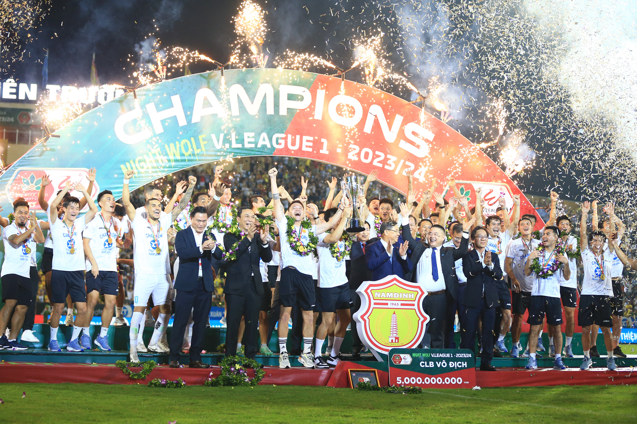 Tuấn Anh ngại ngùng trong chức vô địch của Nam Định 4 Tuấn Anh ngại ngùng trong chức vô địch của Nam Định 4