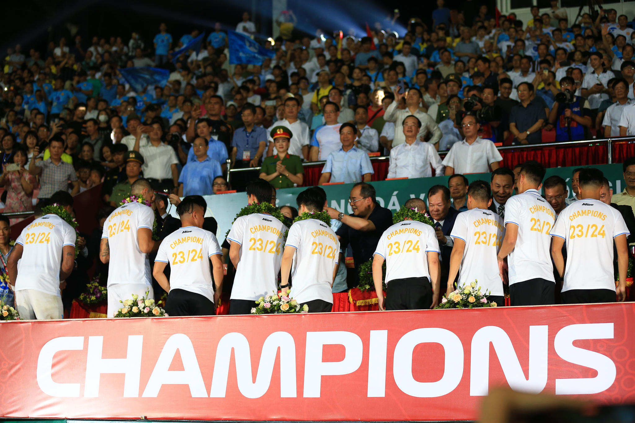 Tuấn Anh ngại ngùng trong chức vô địch của Nam Định 1 Tuấn Anh ngại ngùng trong chức vô địch của Nam Định 1