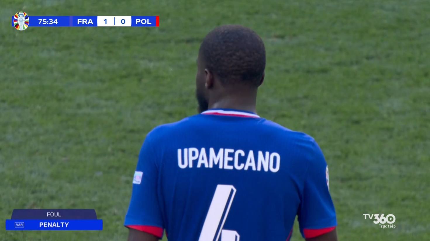 Dayot Upamecano phạm lỗi với Karol Swiderski Dayot Upamecano pham loi voi Karol Swiderski