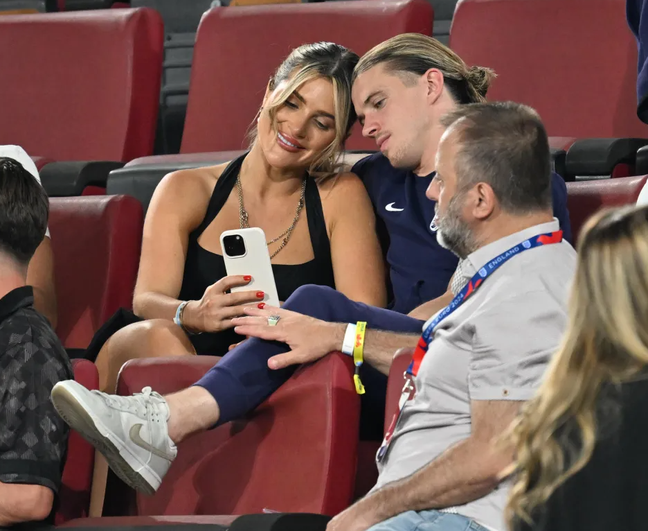 Conor Gallagher được bạn gái an ủi sau 45 phút thảm họa 1