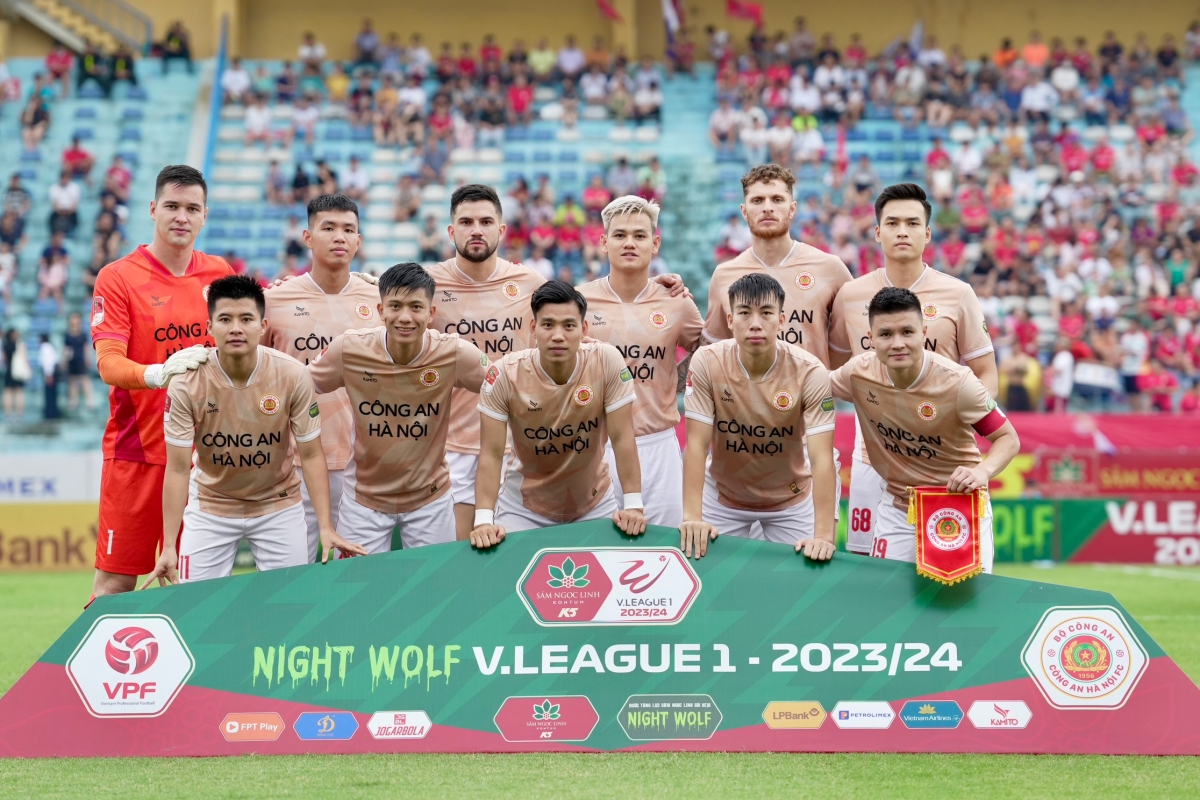 Phan Văn Đức tỏa sáng và niềm vui với HLV Kim Sang Sik 1 Phan Văn Đức tỏa sáng và niềm vui với HLV Kim Sang Sik 1