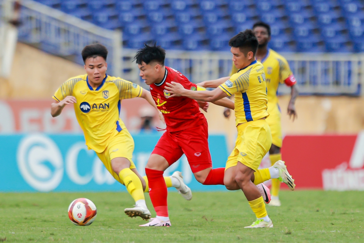 SLNA dung truoc nguy co phai da playoff