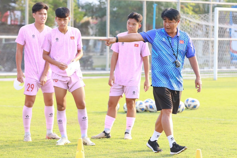 HLV Trần Minh Chiến yêu cầu toàn đội U16 Việt Nam tập dứt điểm HLV Tran Minh Chien yeu cau toan doi U16 Viet Nam tap dut diem