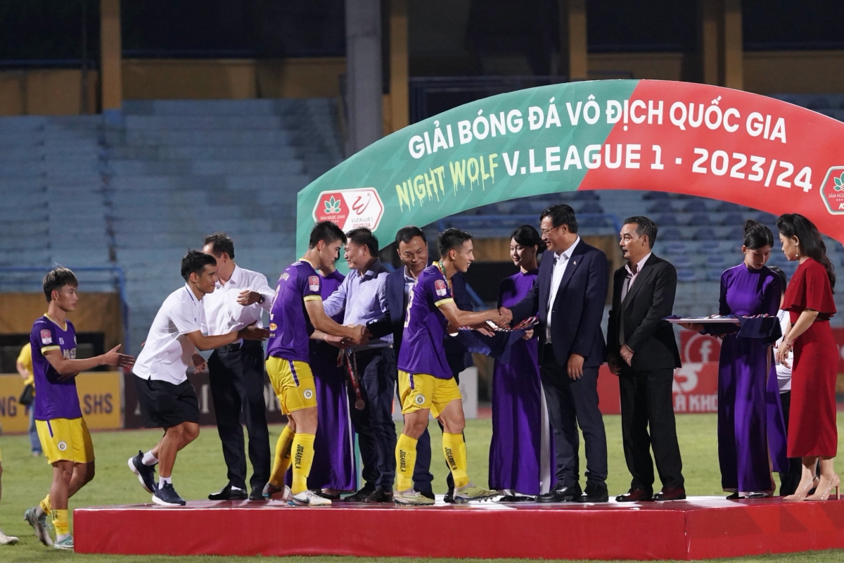 Chủ tịch CLB Hà Nội cùng vợ hoa hậu xuống sân ăn mừng hạng Ba VLeague 202324 1