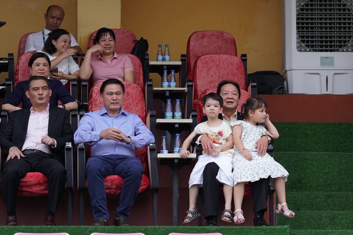 Chủ tịch CLB Hà Nội cùng vợ hoa hậu xuống sân ăn mừng hạng Ba VLeague 202324 7