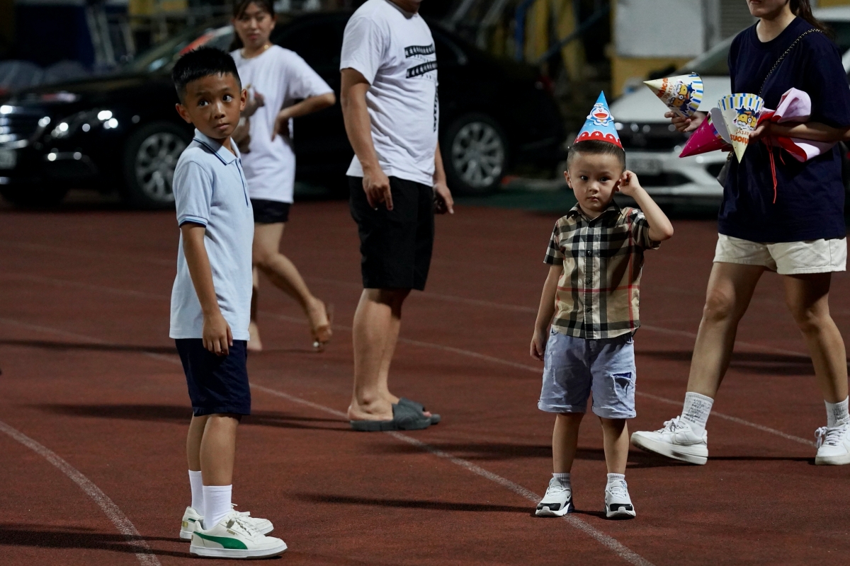 Chủ tịch CLB Hà Nội cùng vợ hoa hậu xuống sân ăn mừng hạng Ba VLeague 202324 6