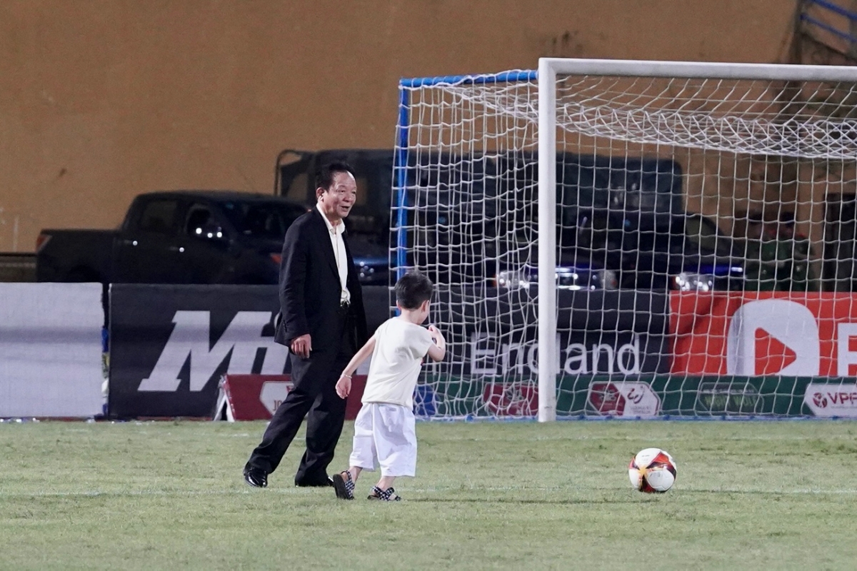 Chủ tịch CLB Hà Nội cùng vợ hoa hậu xuống sân ăn mừng hạng Ba VLeague 202324 3