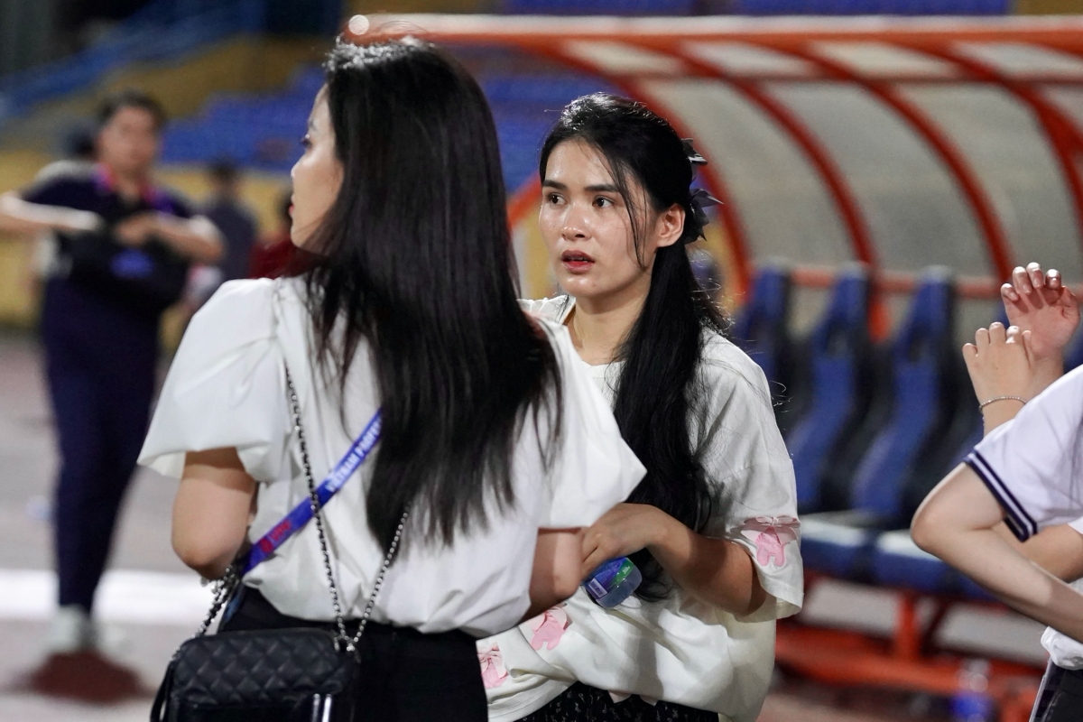 Chủ tịch CLB Hà Nội cùng vợ hoa hậu xuống sân ăn mừng hạng Ba VLeague 202324 4