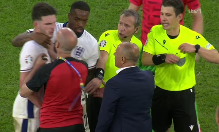 Sao tuyển Anh thoát án phạt của UEFA sau khi mạt sát HLV Slovakia 1