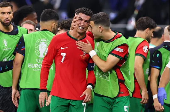 John Terry len tieng benh vuc Cristiano Ronaldo