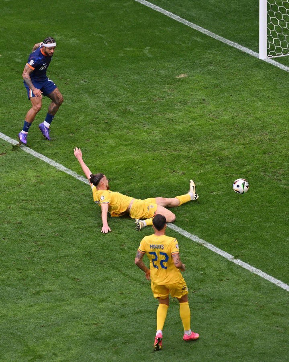 Radu Dragusin Vệt sáng le lói trong đêm buồn của Romania 2 Radu Dragusin Vệt sáng le lói trong đêm buồn của Romania 2