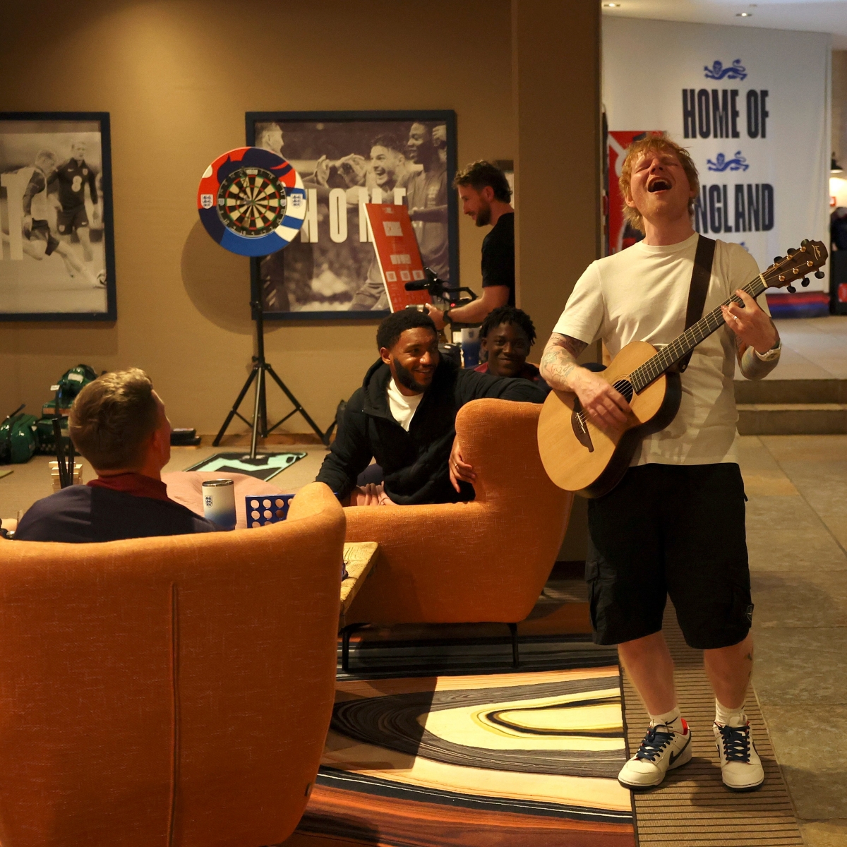 Tuyển Anh được tiếp thêm sức mạnh từ Ed Sheeran trước thềm đấu Thuỵ Sĩ 2 Tuyển Anh được tiếp thêm sức mạnh từ Ed Sheeran trước thềm đấu Thuỵ Sĩ 2