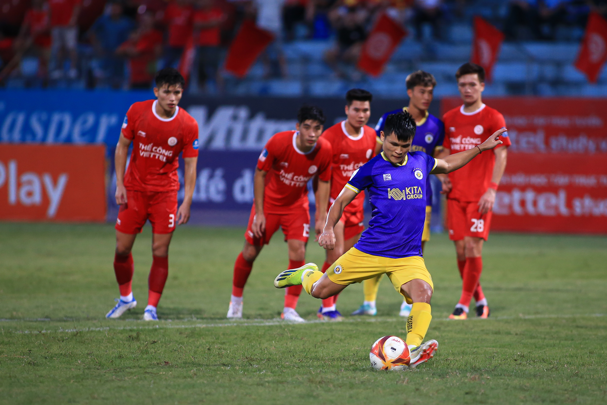 Tuấn Hải lỡ cơ hội ăn mừng sau tin vui gia hạn 5