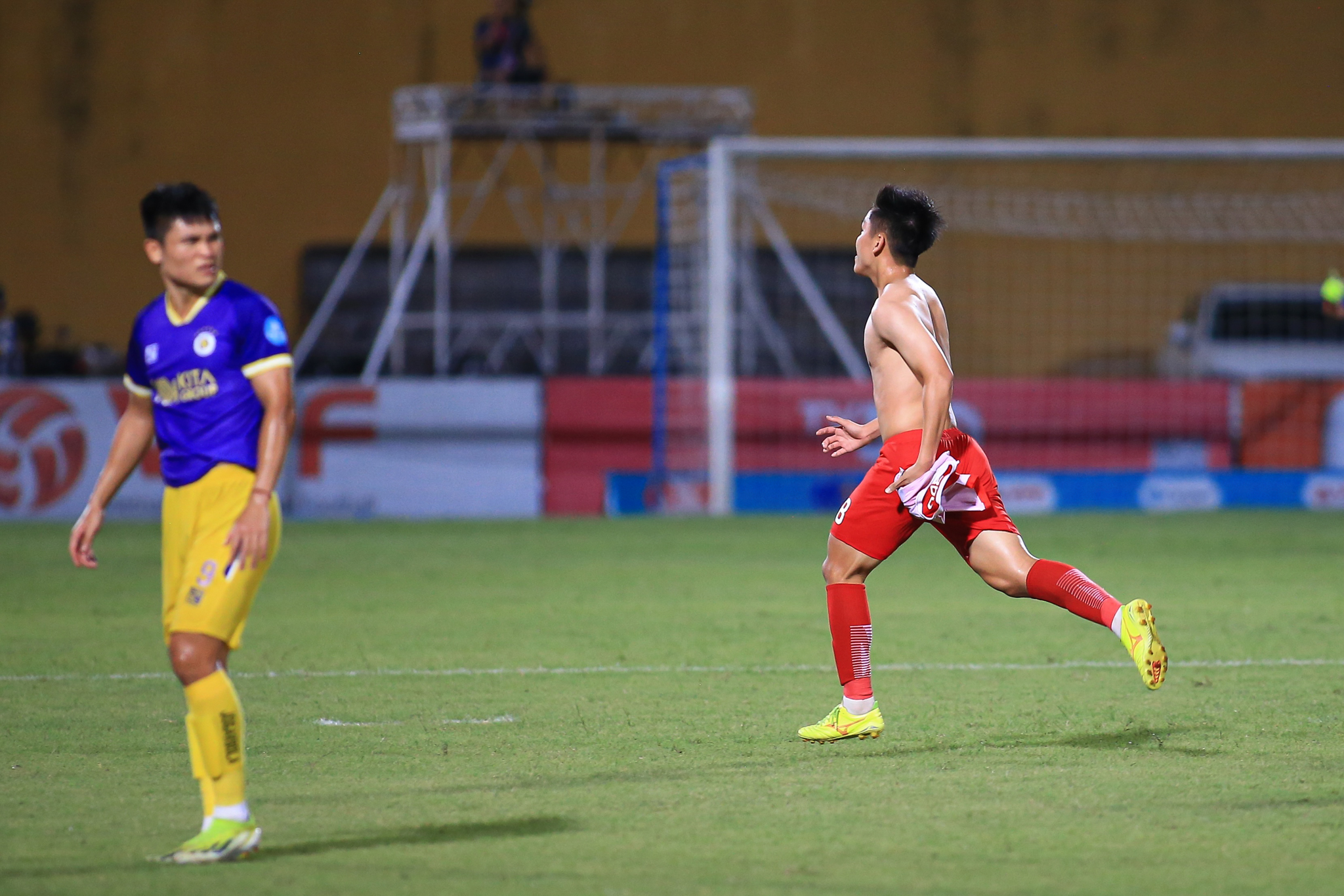 Tuấn Hải lỡ cơ hội ăn mừng sau tin vui gia hạn 6