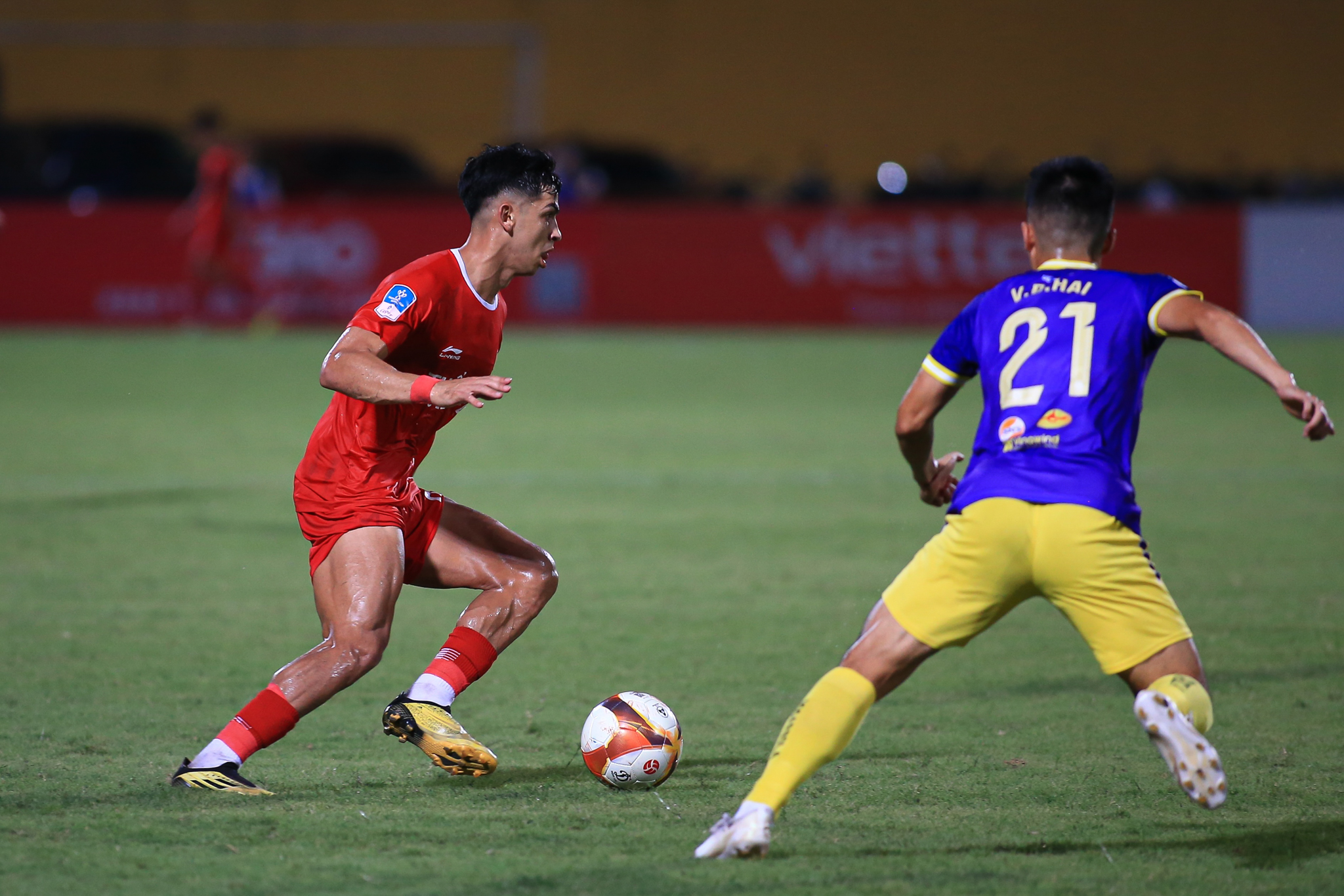 Tuấn Hải lỡ cơ hội ăn mừng sau tin vui gia hạn 7