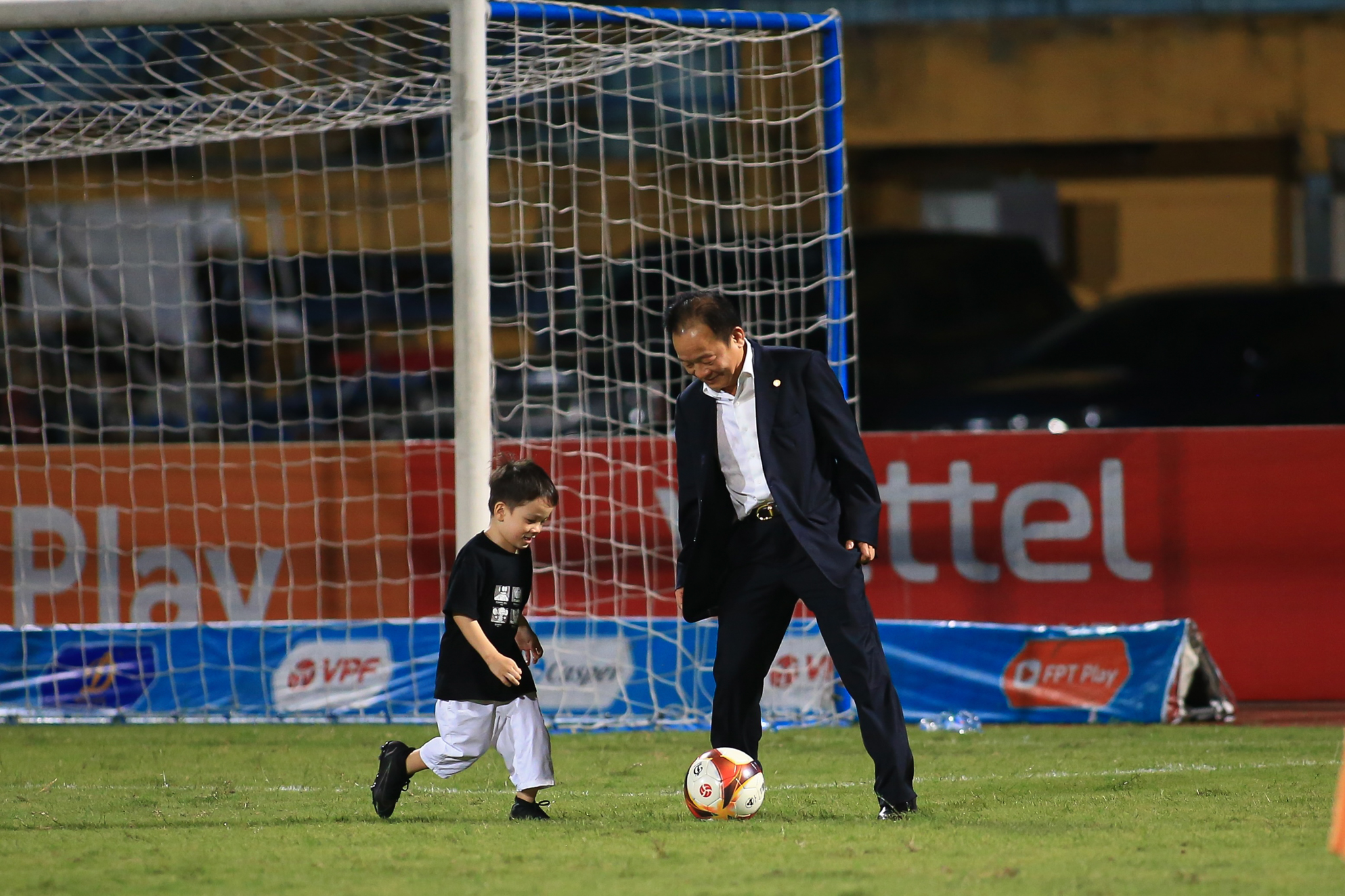 Tuấn Hải lỡ cơ hội ăn mừng sau tin vui gia hạn 8