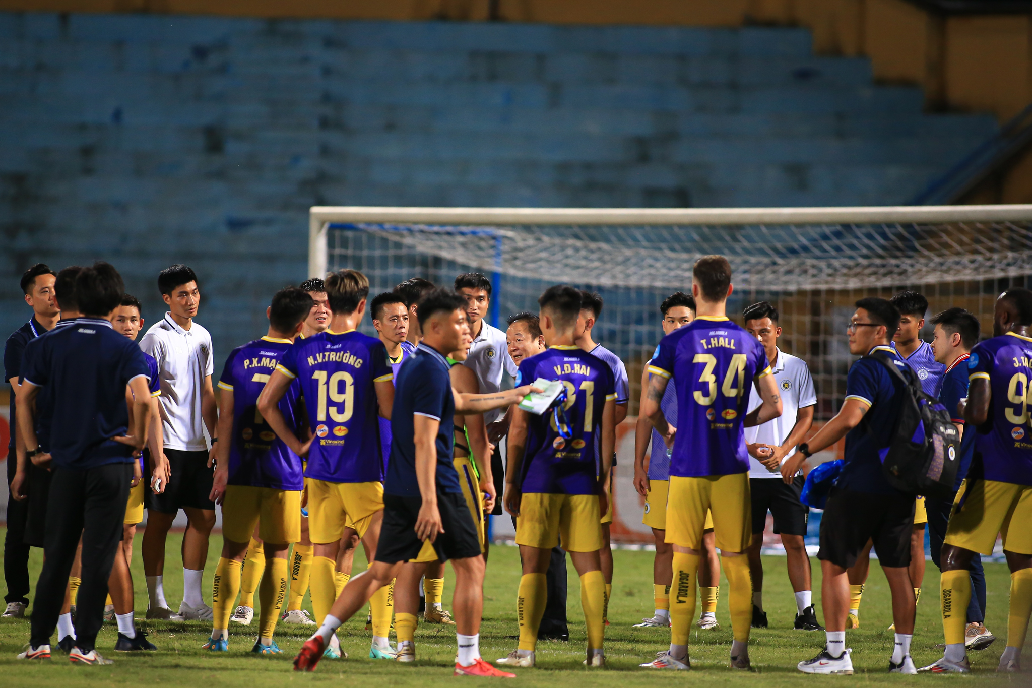 Tuấn Hải lỡ cơ hội ăn mừng sau tin vui gia hạn 9