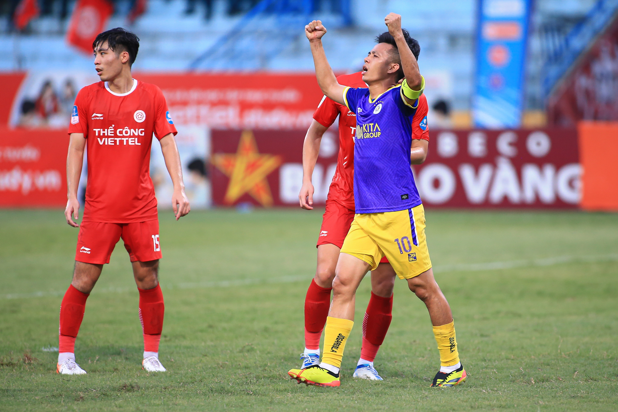 Tuấn Hải lỡ cơ hội ăn mừng sau tin vui gia hạn 1