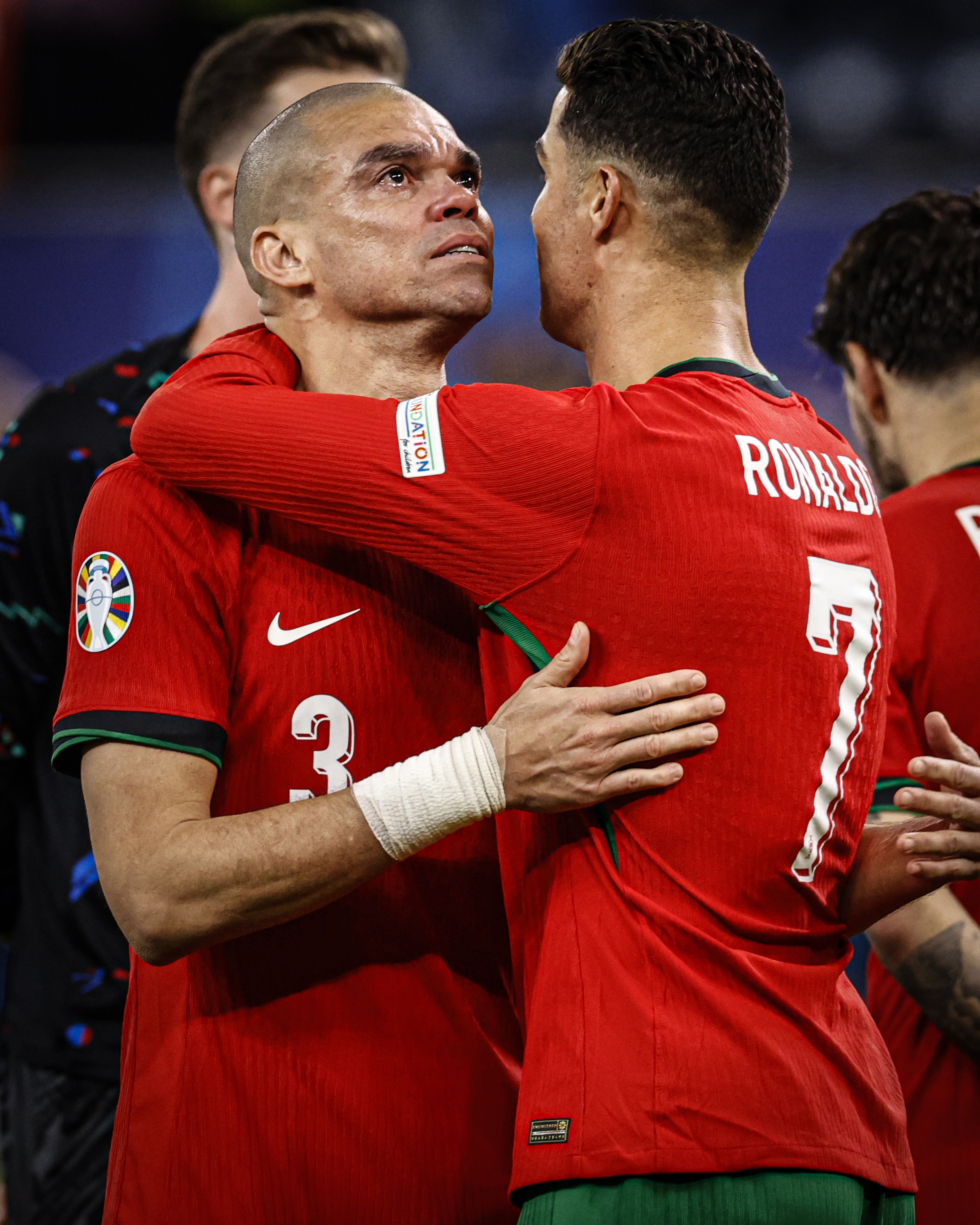 Bức ảnh Cristiano Ronaldo an ủi Pepe gây sốt 2 Bức ảnh Cristiano Ronaldo an ủi Pepe gây sốt 2
