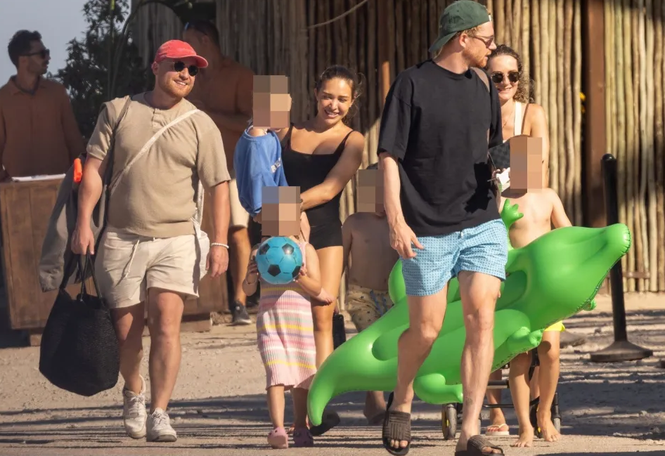 Kevin de Bruyne vui đùa cùng vợ bên bờ biển 3 Kevin de Bruyne vui đùa cùng vợ bên bờ biển 3