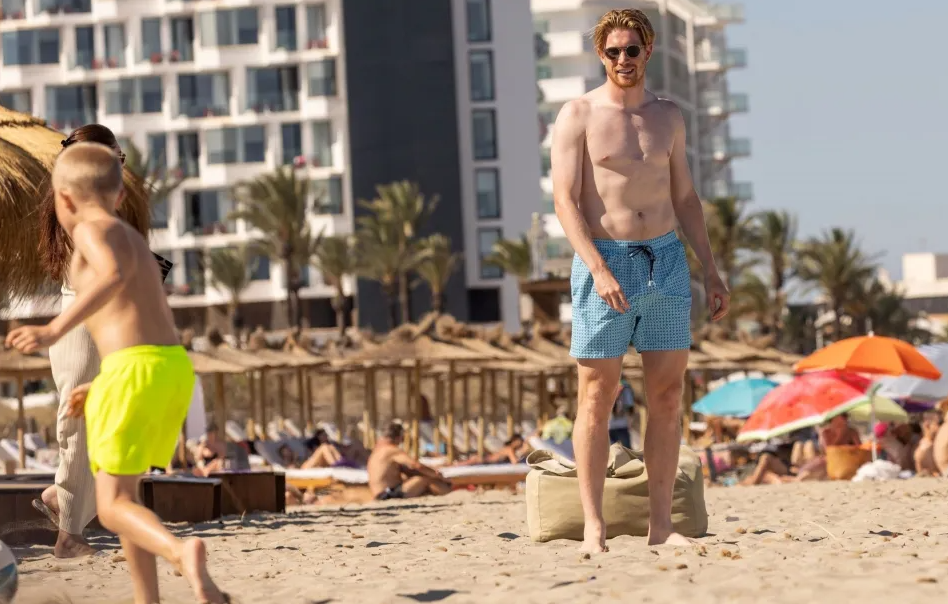 Kevin de Bruyne vui đùa cùng vợ bên bờ biển 1 Kevin de Bruyne vui đùa cùng vợ bên bờ biển 1