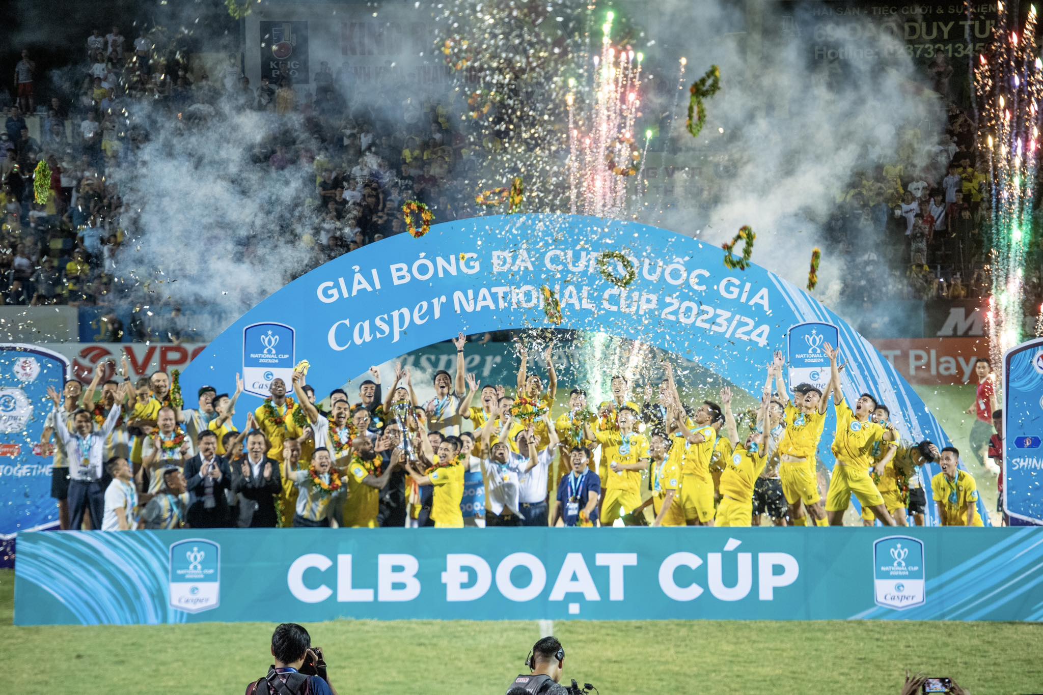 Thủ môn Thanh Hoá đoán trước hướng đá penalty của Văn Quyết 1