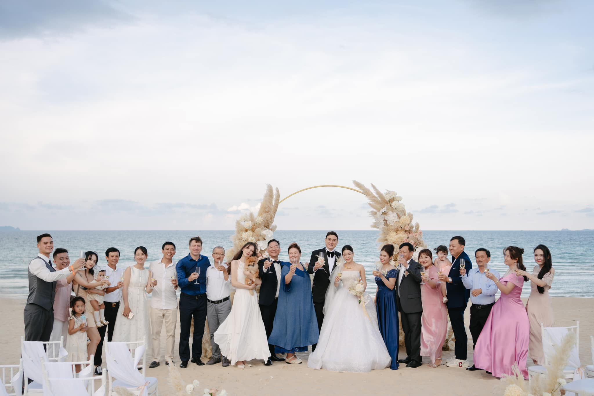 Loạt ảnh tình tứ của Văn Lâm và Yến Xuân trong tiệc cưới riêng tư 6