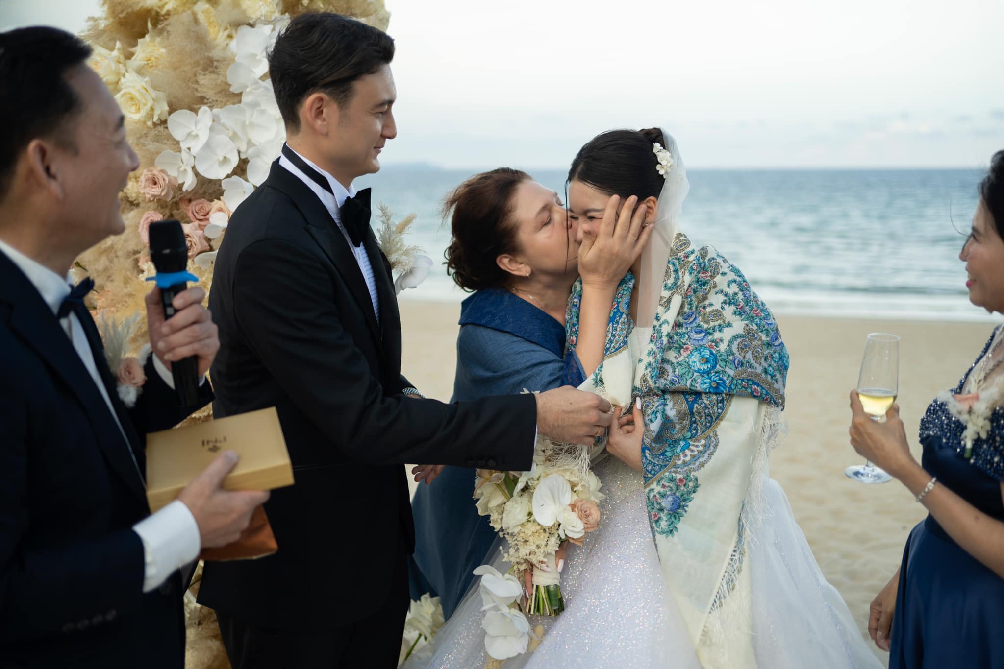 Loạt ảnh tình tứ của Văn Lâm và Yến Xuân trong tiệc cưới riêng tư 4