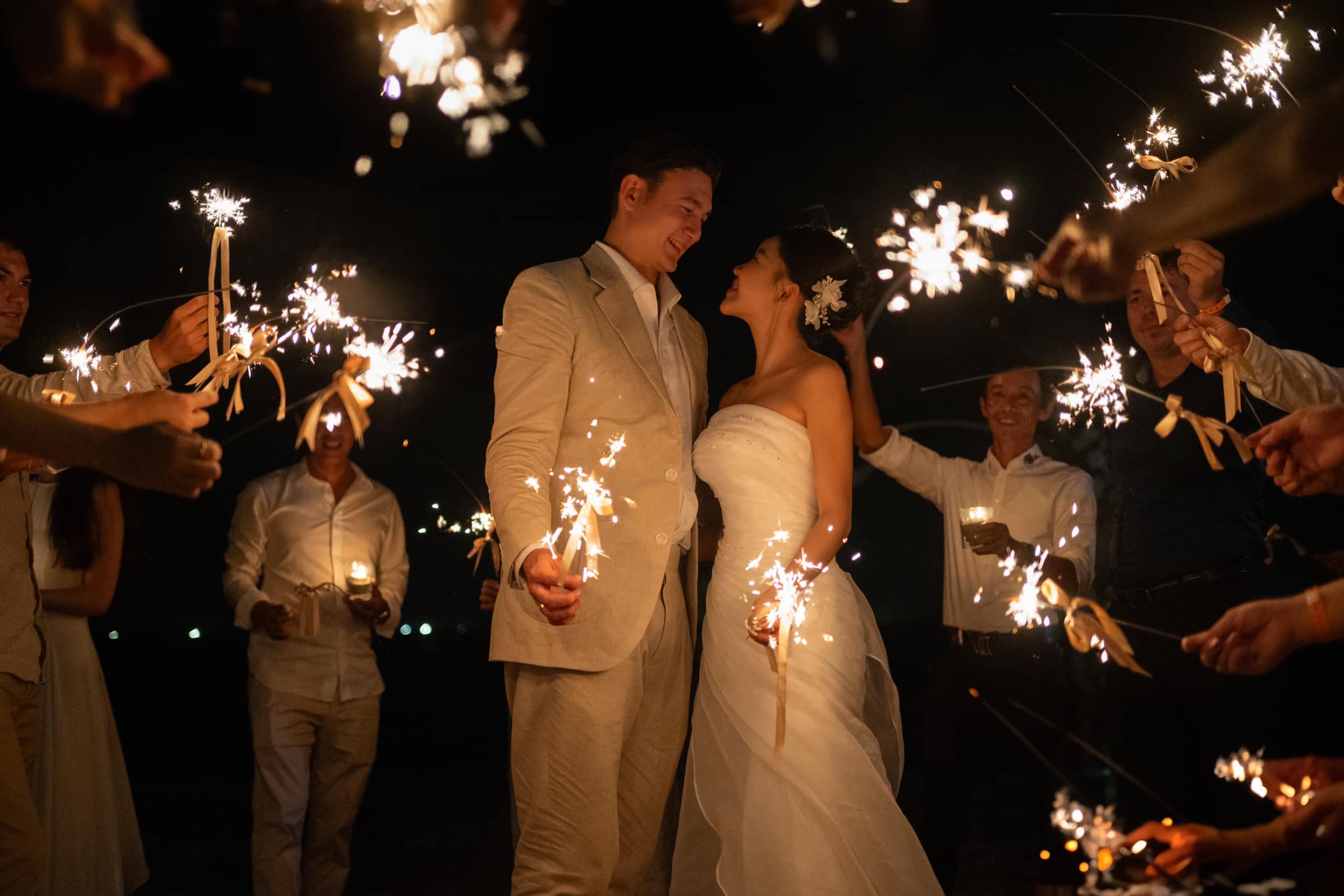 Loạt ảnh tình tứ của Văn Lâm và Yến Xuân trong tiệc cưới riêng tư 7