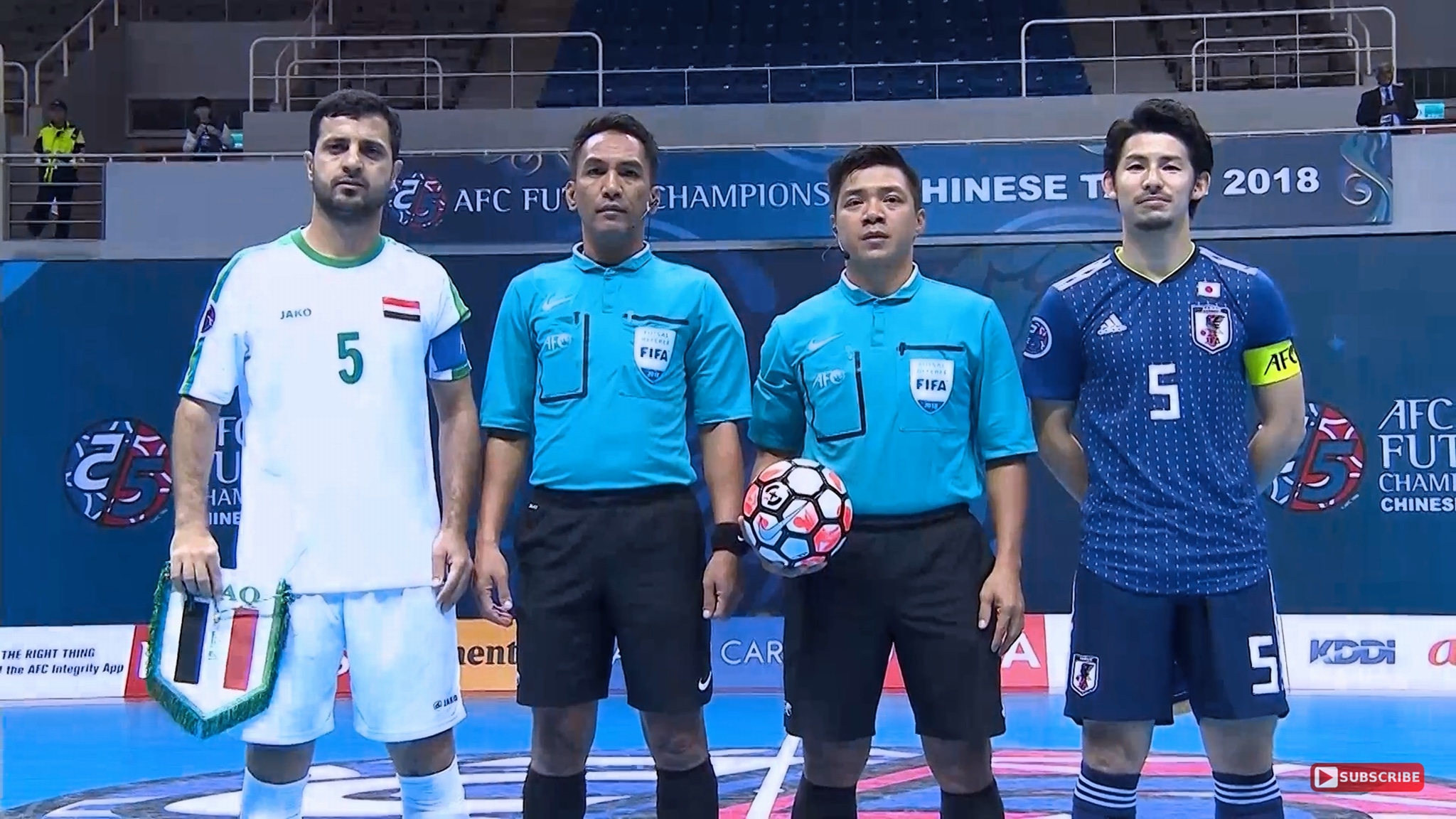Trong tai Truong Quoc Dung (cam bong) tham gia dieu hanh giai World Cup futsal 2024