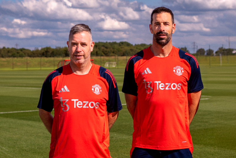 Van Nistelrooy va Rene Hake gia nhap doi ngu huan luyen Man United