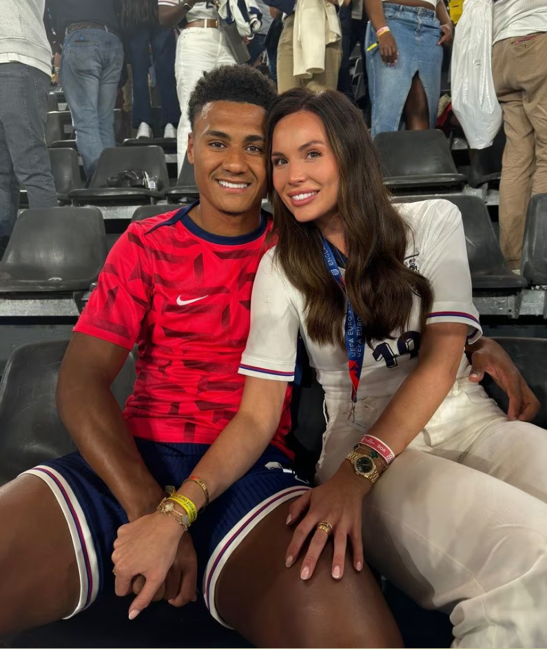 Nhan sắc nửa kia của Ollie Watkins 8