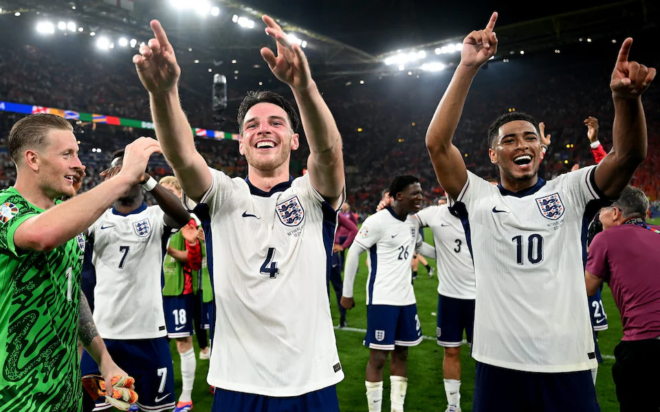 Gareth, hãy vô địch vì tôi, Sir Bobby và nước Anh nhé! 1