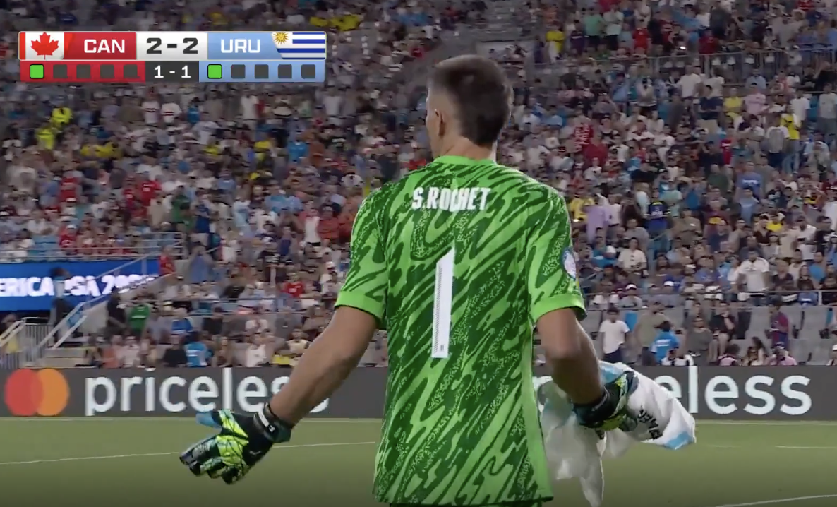 Thủ môn Canada nhận thẻ vàng vì… giấu bình nước của đối thủ 2