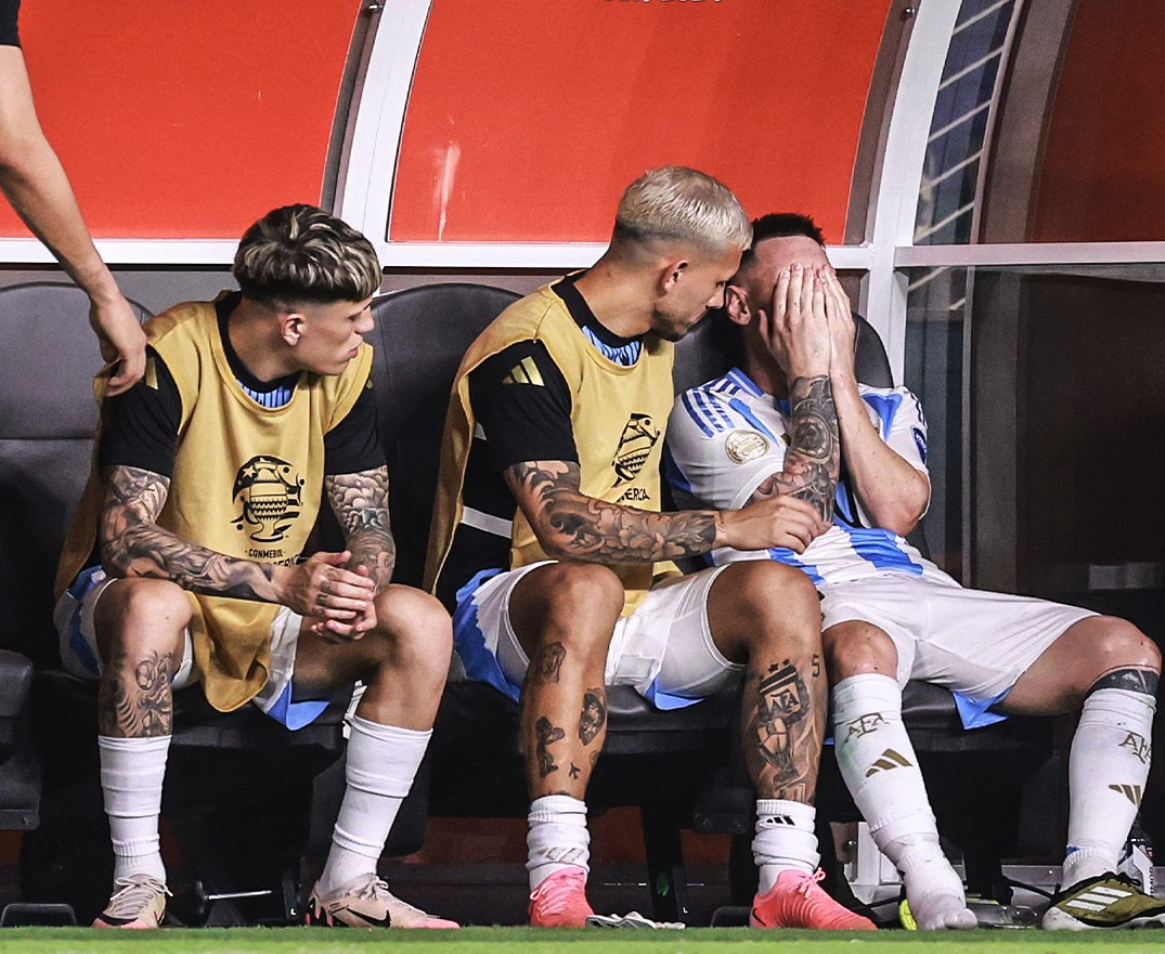 Leandro Paredes an ủi Messi Leandro Paredes an ui Messi