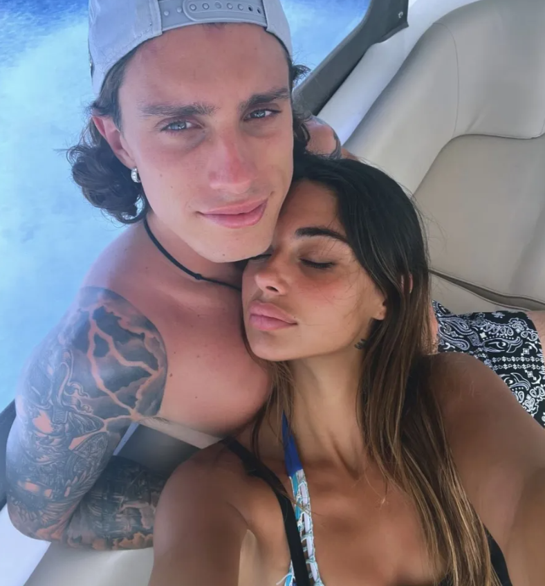 Mê mẩn với nhan sắc bạn gái Riccardo Calafiori 4