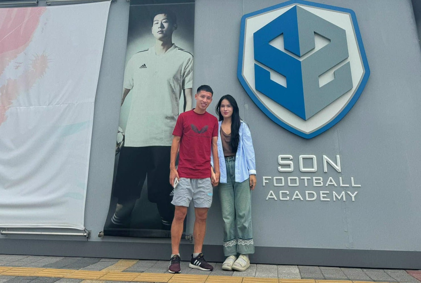 Hung Dung cung vo di tham hoc vien bong da cua Son Heung Min tai Han Quoc