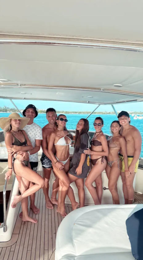 Vợ Lautaro Martinez khoe thân hình cực chuẩn 2