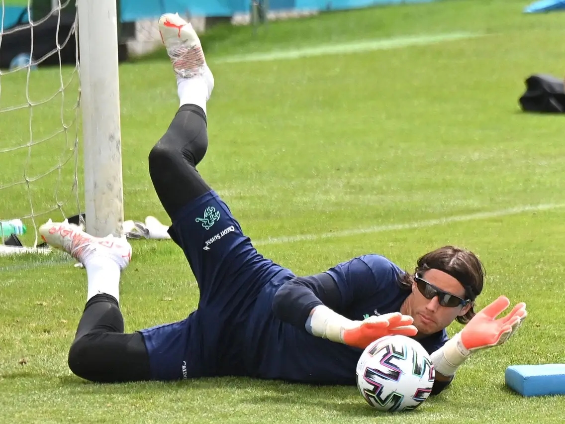 Arne Slot tiếp bước Jurgen Klopp Thủ môn Liverpool đeo kính đen và tai nghe chống ồn khi tập luyện 3